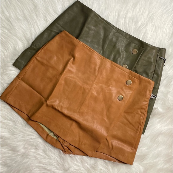 NEW WOMEN’S TRENDY OLIVE GREEN BUTTON FRONT FAUX LEATHER SKORT - Picture 14 of 15